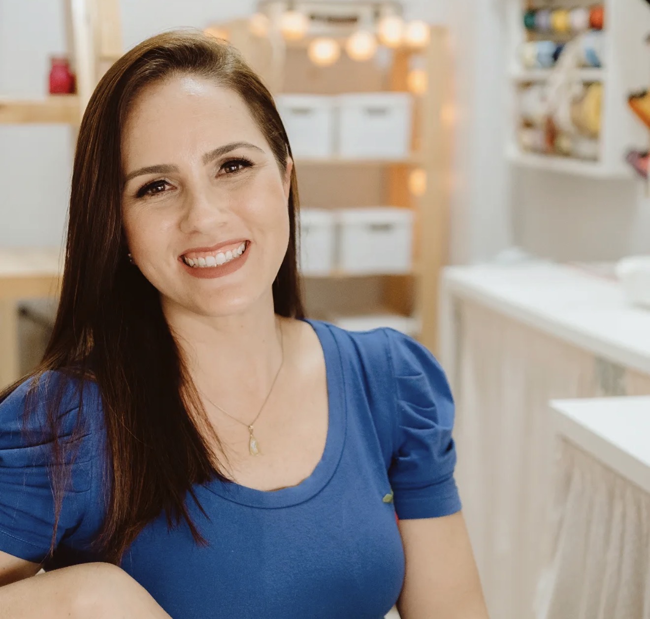 Claudia Cavalheiro, bordadeira e idealizadora da Coleção Sacra